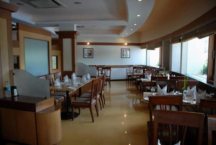 Sahil Sarovar Portico Lonavala Exteriör bild