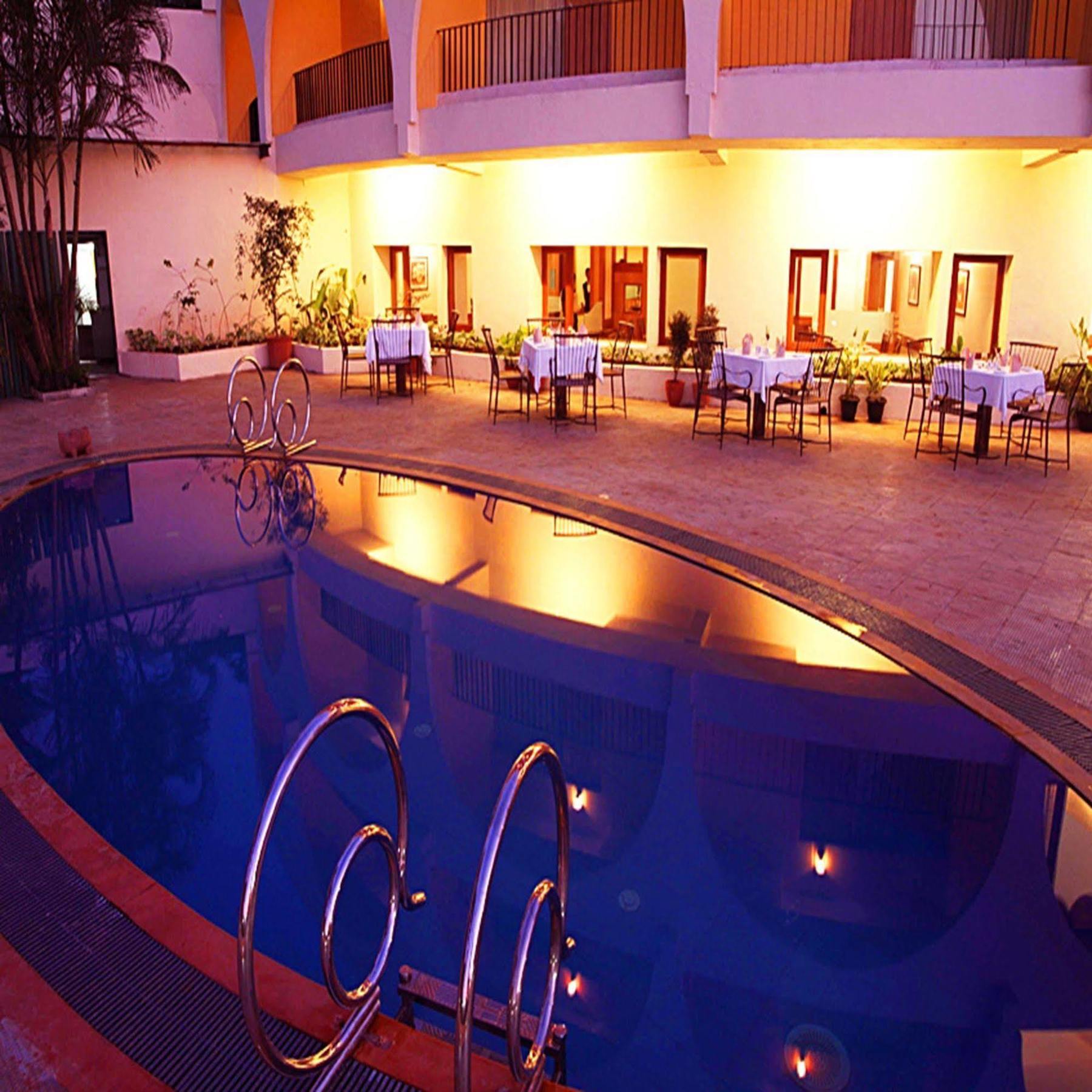 Sahil Sarovar Portico Lonavala Exteriör bild