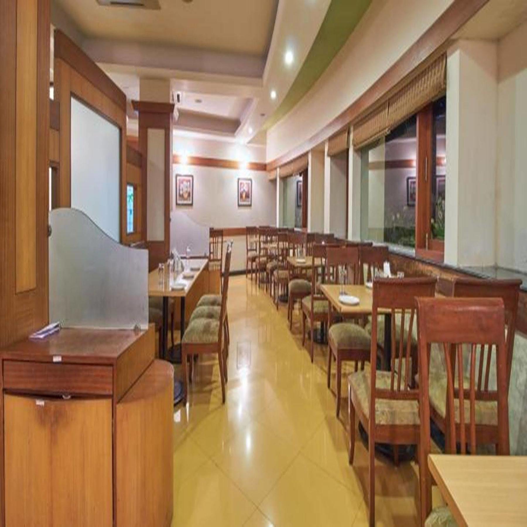 Sahil Sarovar Portico Lonavala Exteriör bild