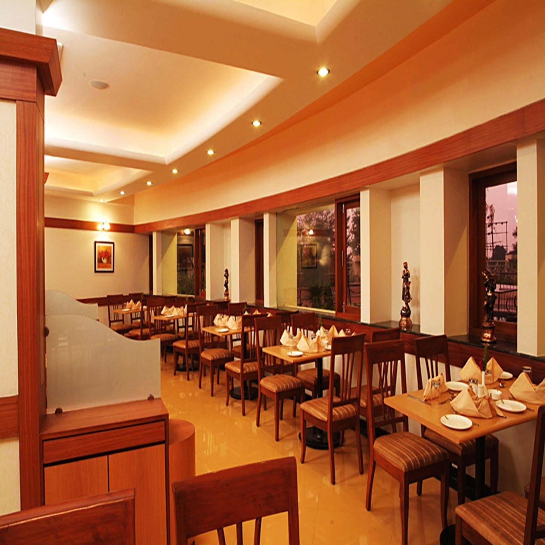 Sahil Sarovar Portico Lonavala Exteriör bild