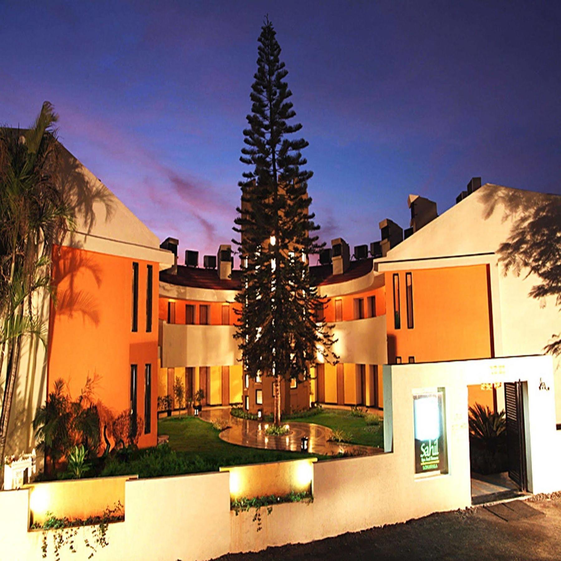 Sahil Sarovar Portico Lonavala Exteriör bild